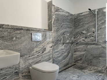 Barrierefreies Natursteinbad